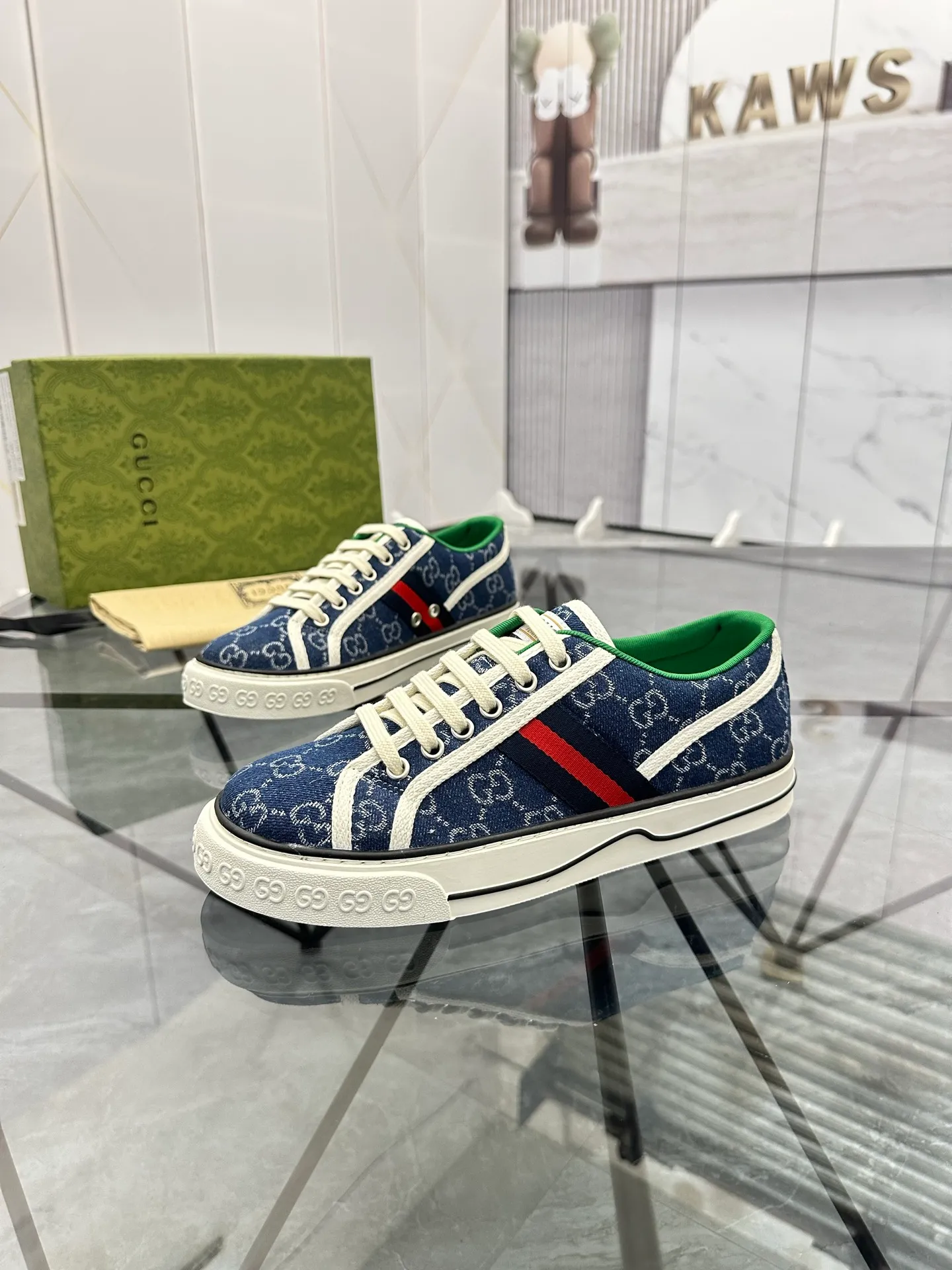 Men's shoes: 💰P360¥ Product trademark: Gucci* "Gucci*" low-cut casual shoes Regular size: 38-44 (can be customized to 45.46.) Product materials: Original material from the upper counter, breathable lining, original outsole. Number: 661